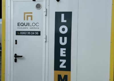 Porte d’accès de la roulotte de chantier Equiloc avec logo et numéro de téléphone