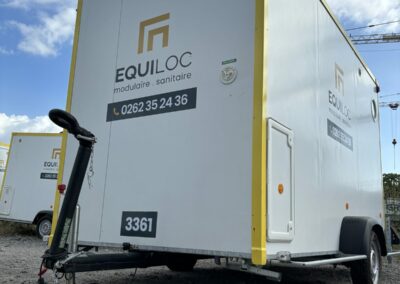 Roulotte de chantier Equiloc sur remorque avec timon et roue jockey, prête à être déplacée à La Réunion