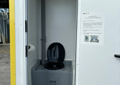 WC autonome à recirculation intégré à la roulotte de chantier Equiloc
